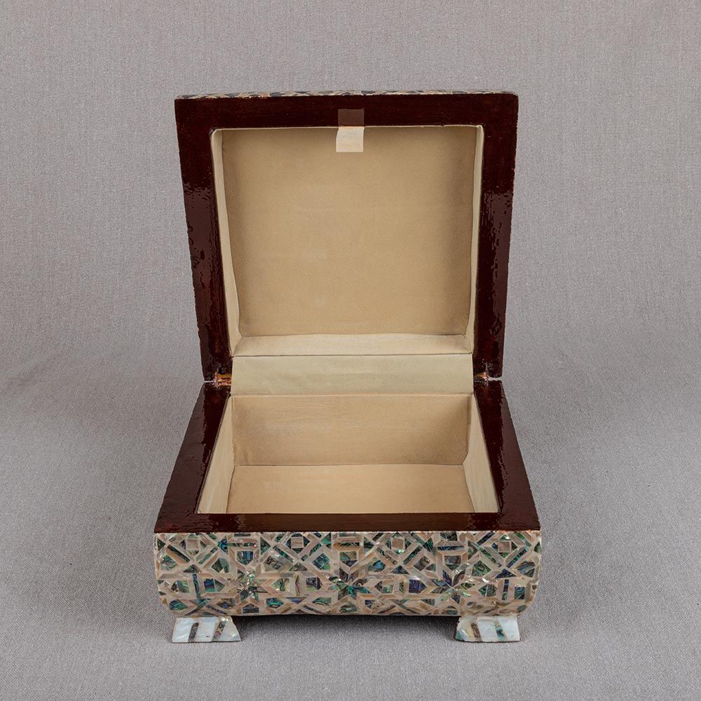 Download Curved lid jewelry box adorned with Cuban and Australian shells