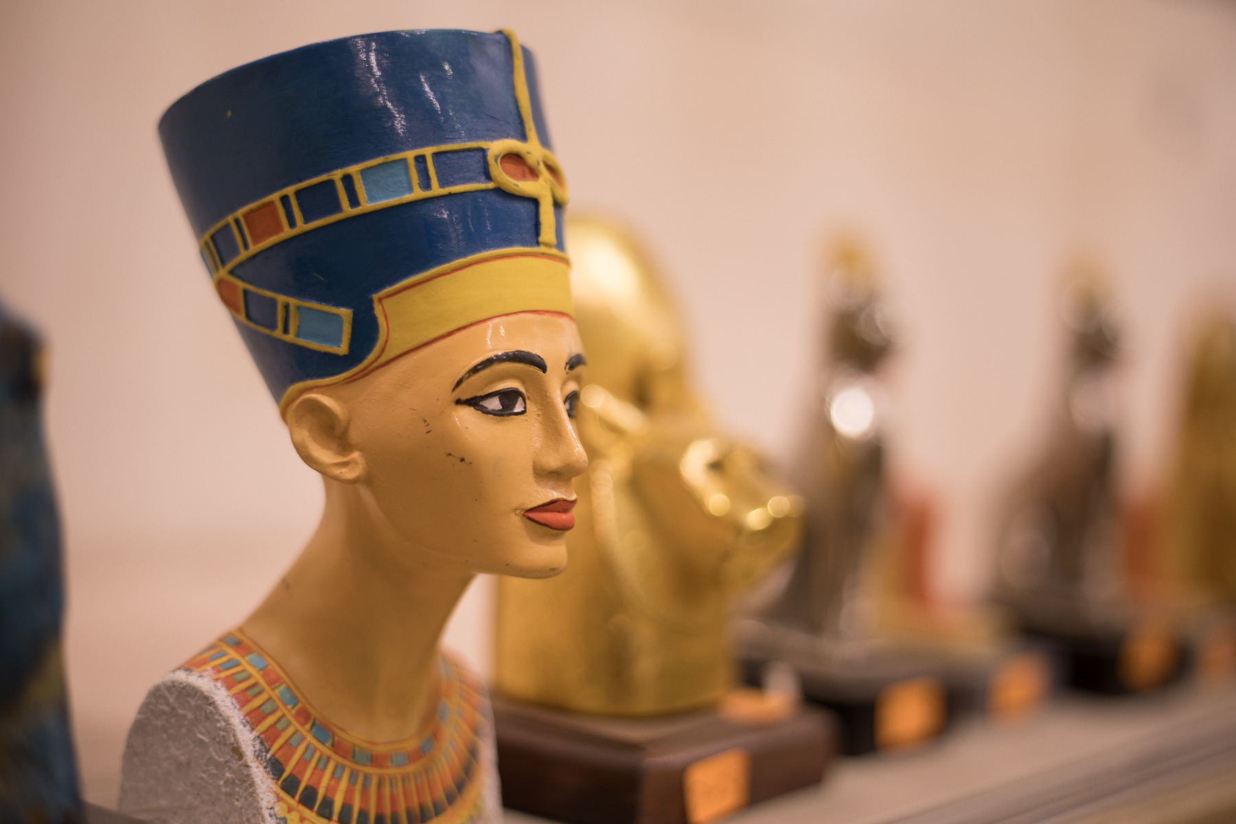 Queen Nefertiti, The most Powerful Queen in the History, Read now about her Region and how she affected on the Egyptian History, Share your opinion in the comments tab below